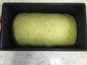 发酵到吐司盒的八分满，烤箱提前预热170度，上下火，烤30分钟即可