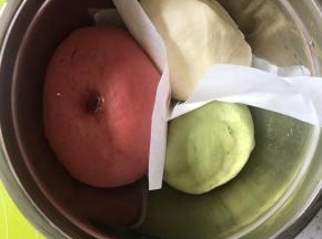 用手指沾一点面粉，戳一下，不回缩，即是发酵好了