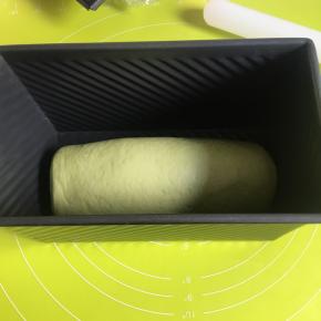 放入学厨黑金刚吐司盒中，进行第二次发酵