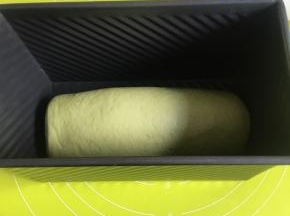 放入学厨黑金刚吐司盒中，进行第二次发酵