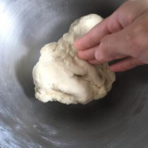 厨师机开启2档，揉到用手摸上去有点粘但是不会粘到面团到手上的状态