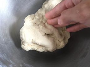 厨师机开启2档，揉到用手摸上去有点粘但是不会粘到面团到手上的状态