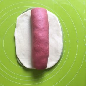 把红色面团卷起来，抹茶面团上方原色面团，最后放上卷好的红面团