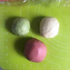揉好的面团分成1:1:3大小的三分面团，其中一份小的加入抹茶粉继续揉匀；大的那一份加入红曲粉继续揉匀