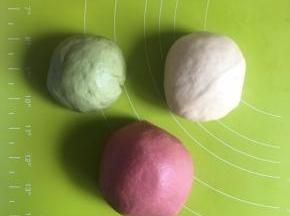 揉好的面团分成1:1:3大小的三分面团，其中一份小的加入抹茶粉继续揉匀；大的那一份加入红曲粉继续揉匀