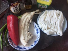 准备好材料，五花肉先用开水煮熟