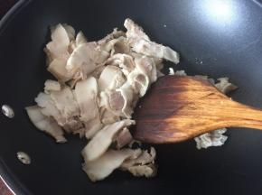 将五花肉切成薄片后放入炒锅中煸出油，煸至五花肉表面金黄即可捞出