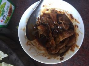 加入生抽拌均后腌制半小时