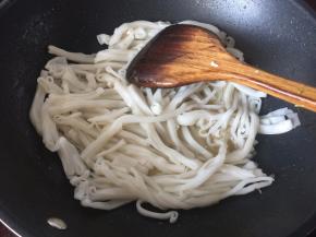 然后放入粿条翻炒