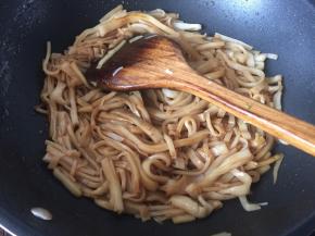 淋入拌开水的老抽上色