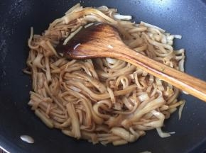 淋入拌开水的老抽上色