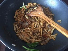 倒入腌制好的五花肉