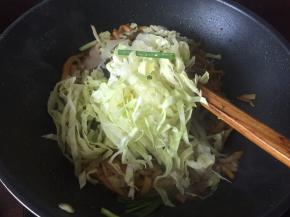 加入切丝的卷心菜炒