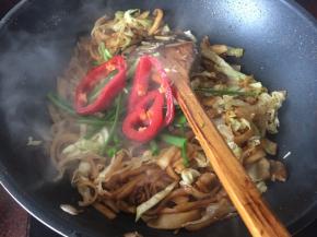 最后加入调味菜翻炒均匀即可