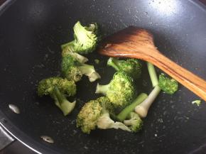 然后放入西兰花炒