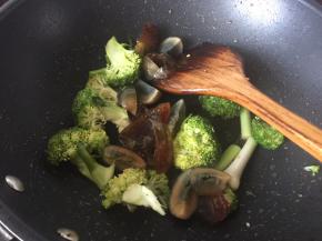 放入皮蛋炒