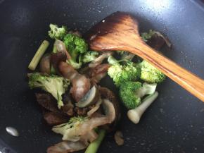 放入肚肉、加入生抽、老抽、蚝油、盐加水勾芡淋入