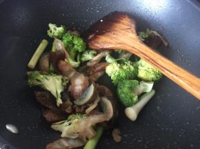 放入肚肉、加入生抽、老抽、蚝油、盐加水勾芡淋入