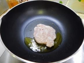 锅加入油加入肉末