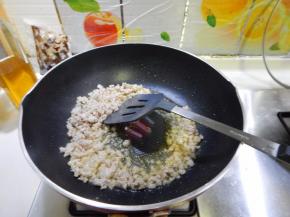 快速炒散，加入料酒炒匀