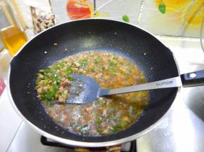 在加入生抽及水炒匀