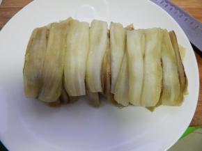 茄子蒸好不烫手切小条