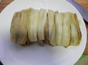 茄子蒸好不烫手切小条