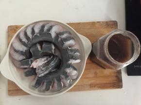准备好材料（鳗鱼店家已经帮我处理好）
