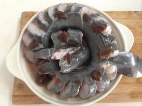 黑耳鳗洗净后放入盘中，淋入梅汁和撕入一粒酸梅