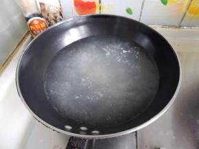 锅里加入水烧开