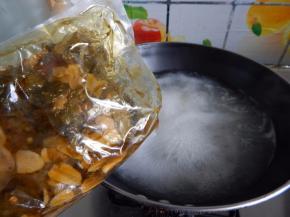 在加入酸菜调料包