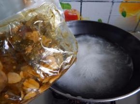 在加入酸菜调料包