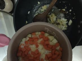 倒入焖好的菜饭炒散