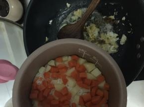 倒入焖好的菜饭炒散