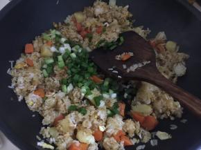 最后撒入葱花炒香即可