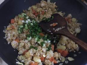 最后撒入葱花炒香即可