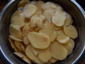 土豆去皮放水里泡一会