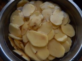 土豆去皮放水里泡一会