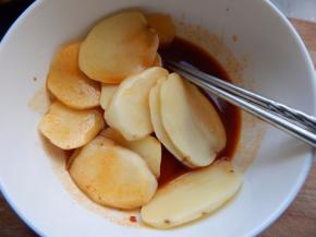 然后把泡好的土豆片放到腌料里泡