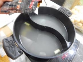 水开后加入鸳鸯锅里