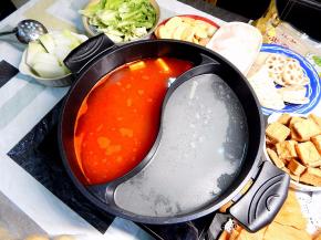 慢慢先把冬瓜 ，油豆腐及藕丢入