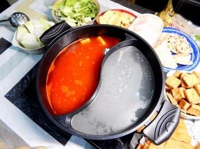 慢慢先把冬瓜 ，油豆腐及藕丢入