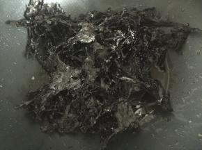 锅里倒入适量油热油后放入撕碎的紫菜炸至香酥