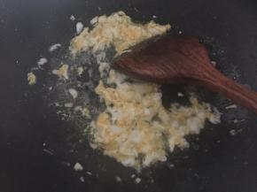 利用锅里的余油炒散鸡蛋