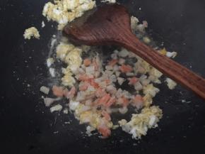 加入虾仁和干贝炒香