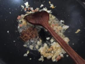 勺入两勺虾仁菜脯炒