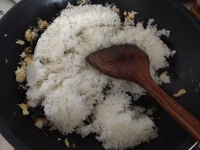 倒入煮好的米饭炒散