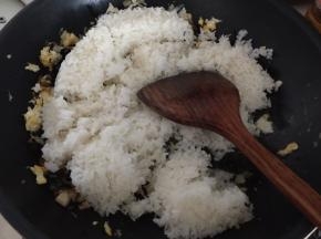 倒入煮好的米饭炒散