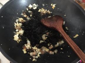 放入紫菜炒