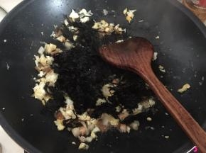 放入紫菜炒
